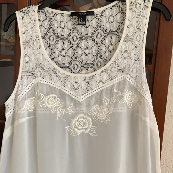 Lacey, flirty Top - Picture 3 of 7